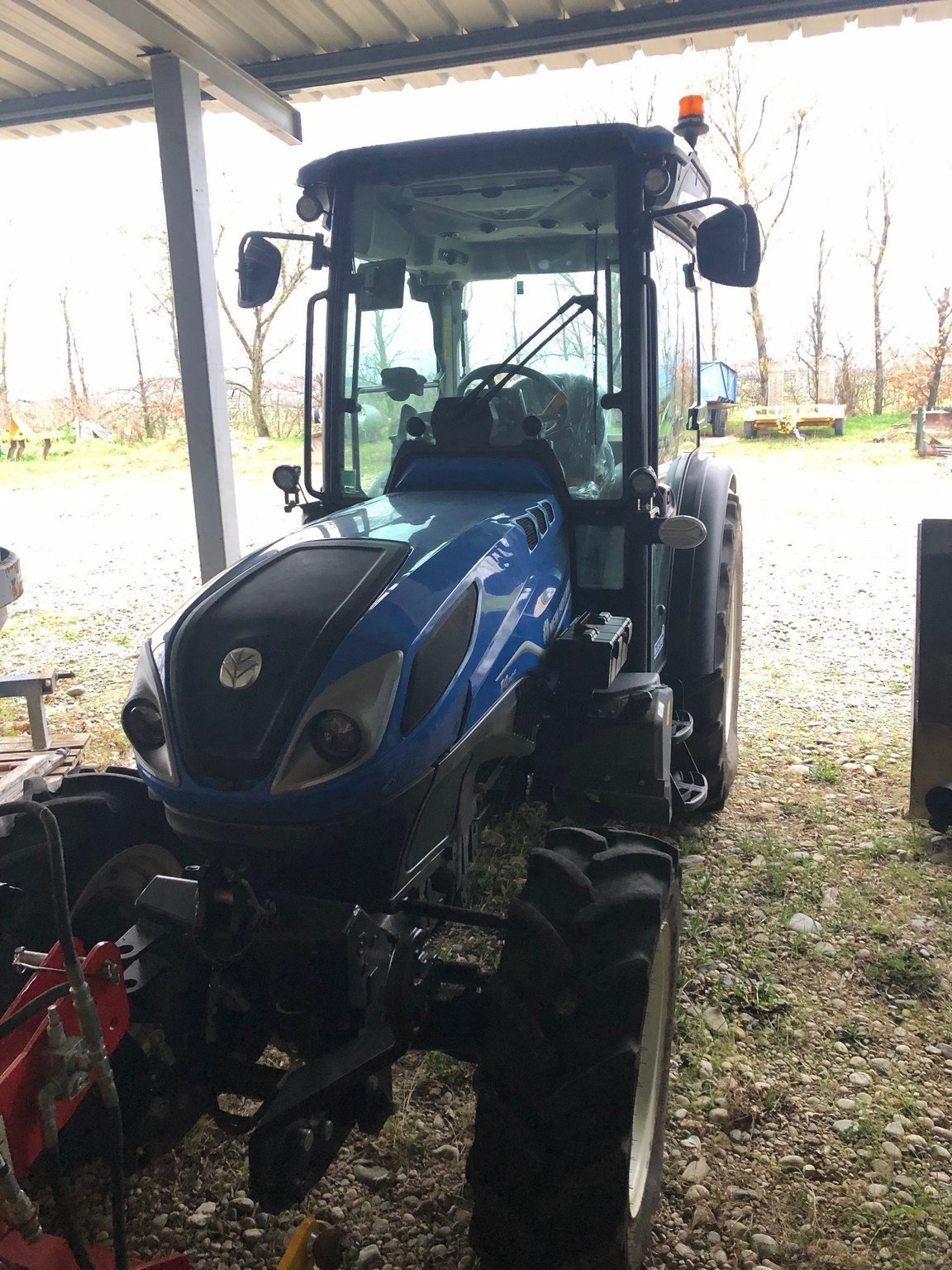 Weinbautraktor van het type New Holland Tracteur fruitier T4.110 F STAGE V CAB New Holland, Gebrauchtmaschine in ROYNAC (Foto 1)