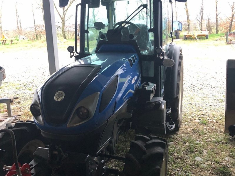 Weinbautraktor of the type New Holland Tracteur fruitier T4.110 F STAGE V CAB New Holland, Gebrauchtmaschine in ROYNAC