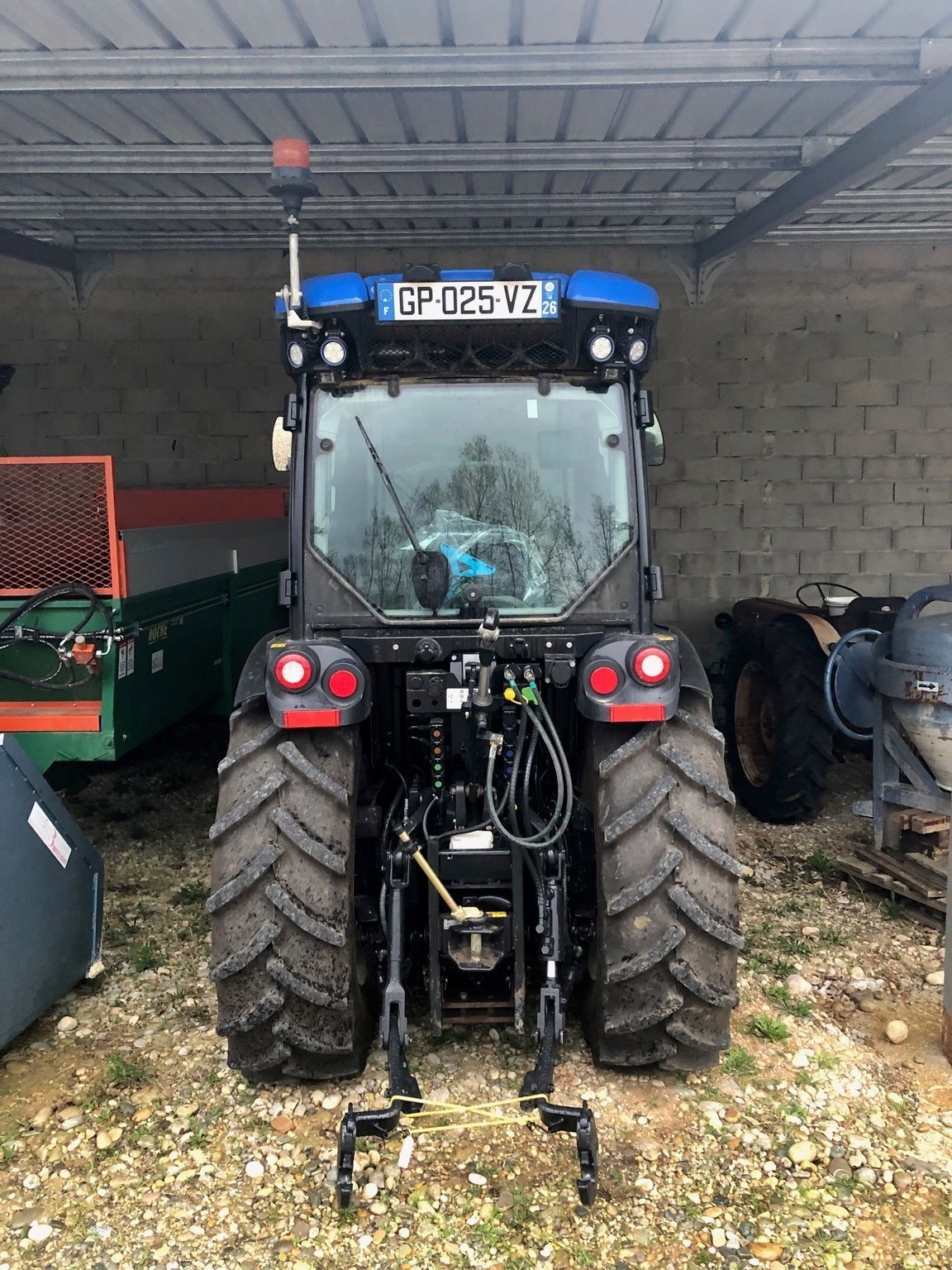 Weinbautraktor van het type New Holland Tracteur fruitier T4.110 F STAGE V CAB New Holland, Gebrauchtmaschine in ROYNAC (Foto 4)