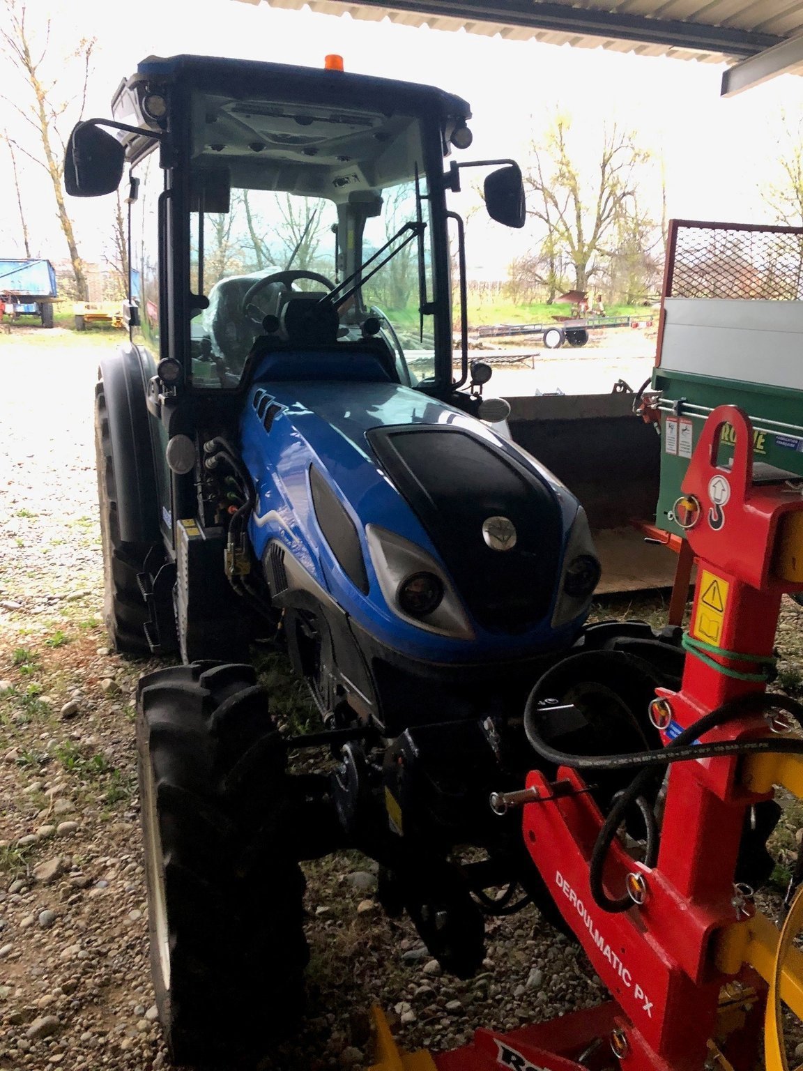 Weinbautraktor of the type New Holland Tracteur fruitier T4.110 F STAGE V CAB New Holland, Gebrauchtmaschine in ROYNAC (Picture 2)