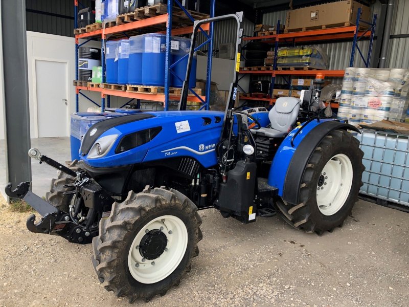 Weinbautraktor van het type New Holland Tracteur fruitier T4.120 F Rops stage V New Hollan, Gebrauchtmaschine in ROYNAC (Foto 1)