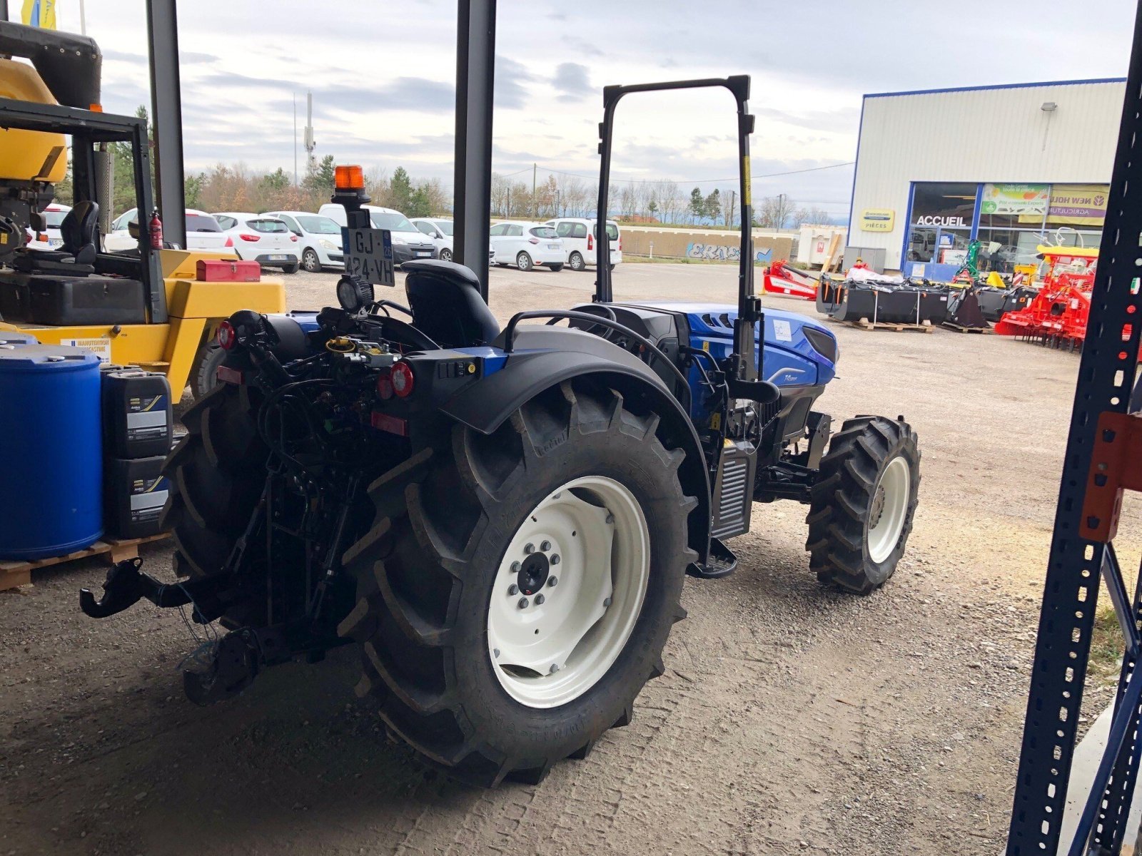 Weinbautraktor del tipo New Holland Tracteur fruitier T4.120 F Rops stage V New Hollan, Gebrauchtmaschine en ROYNAC (Imagen 2)