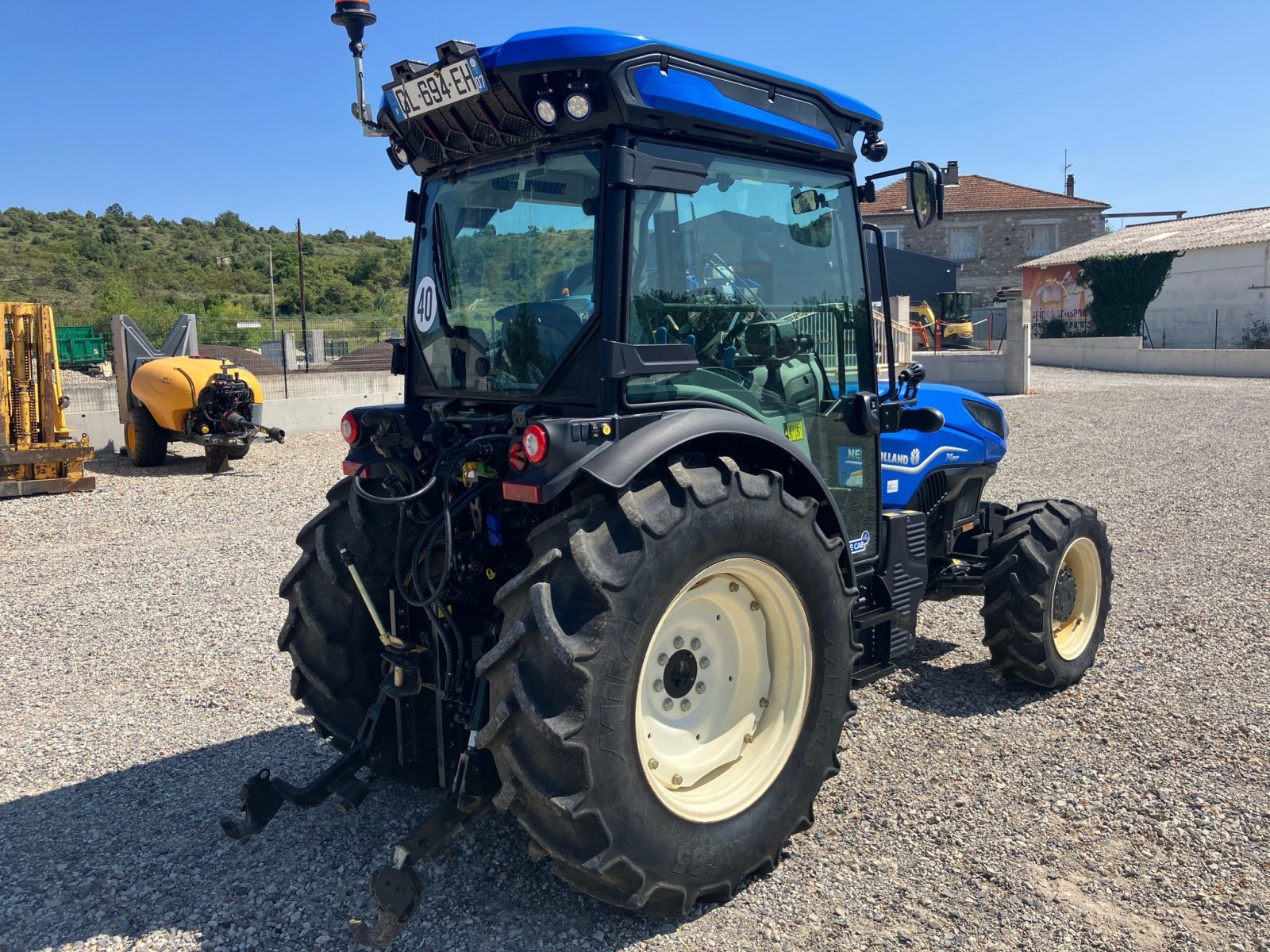 Weinbautraktor del tipo New Holland Tracteur fruitier T4.90F CAB STAGE V New Holland, Gebrauchtmaschine en ROYNAC (Imagen 2)