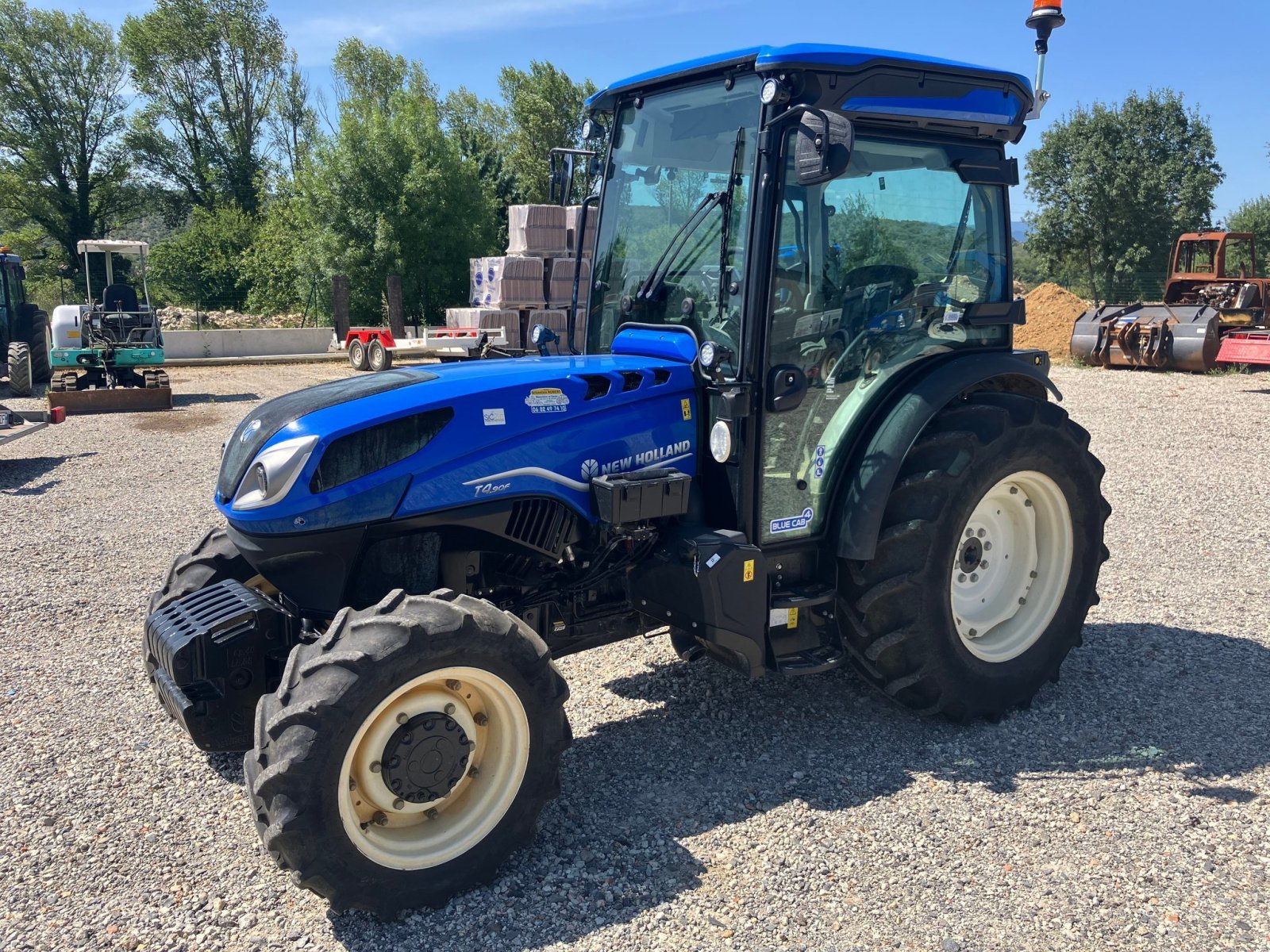 Weinbautraktor za tip New Holland Tracteur fruitier T4.90F CAB STAGE V New Holland, Gebrauchtmaschine u ROYNAC (Slika 1)