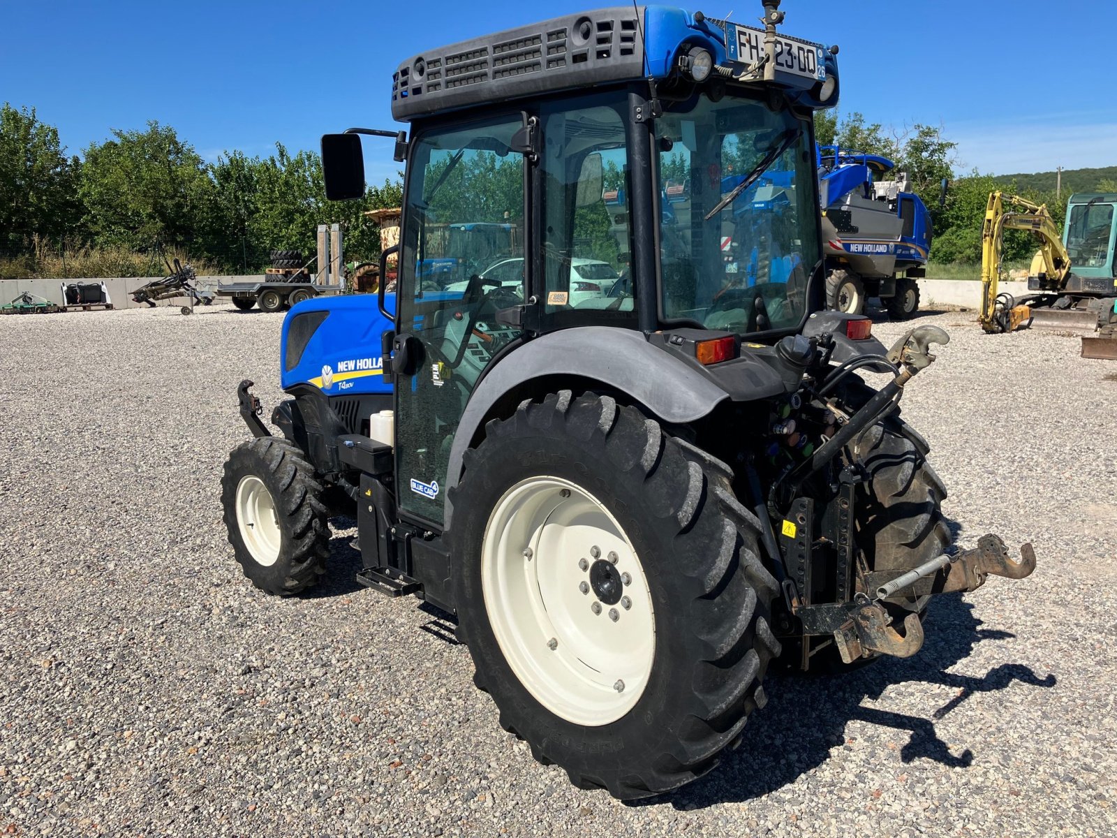 Weinbautraktor от тип New Holland Tracteur vigneron T4.80 V New Holland, Gebrauchtmaschine в ROYNAC (Снимка 5)