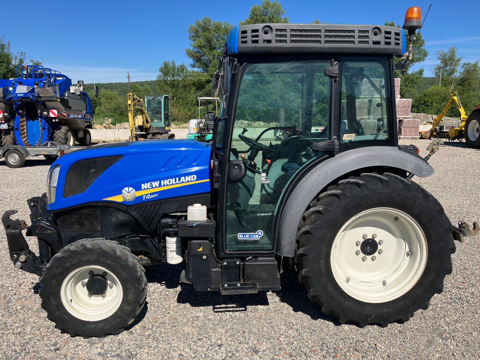 Weinbautraktor del tipo New Holland Tracteur vigneron T4.80 V New Holland, Gebrauchtmaschine In ROYNAC (Immagine 2)