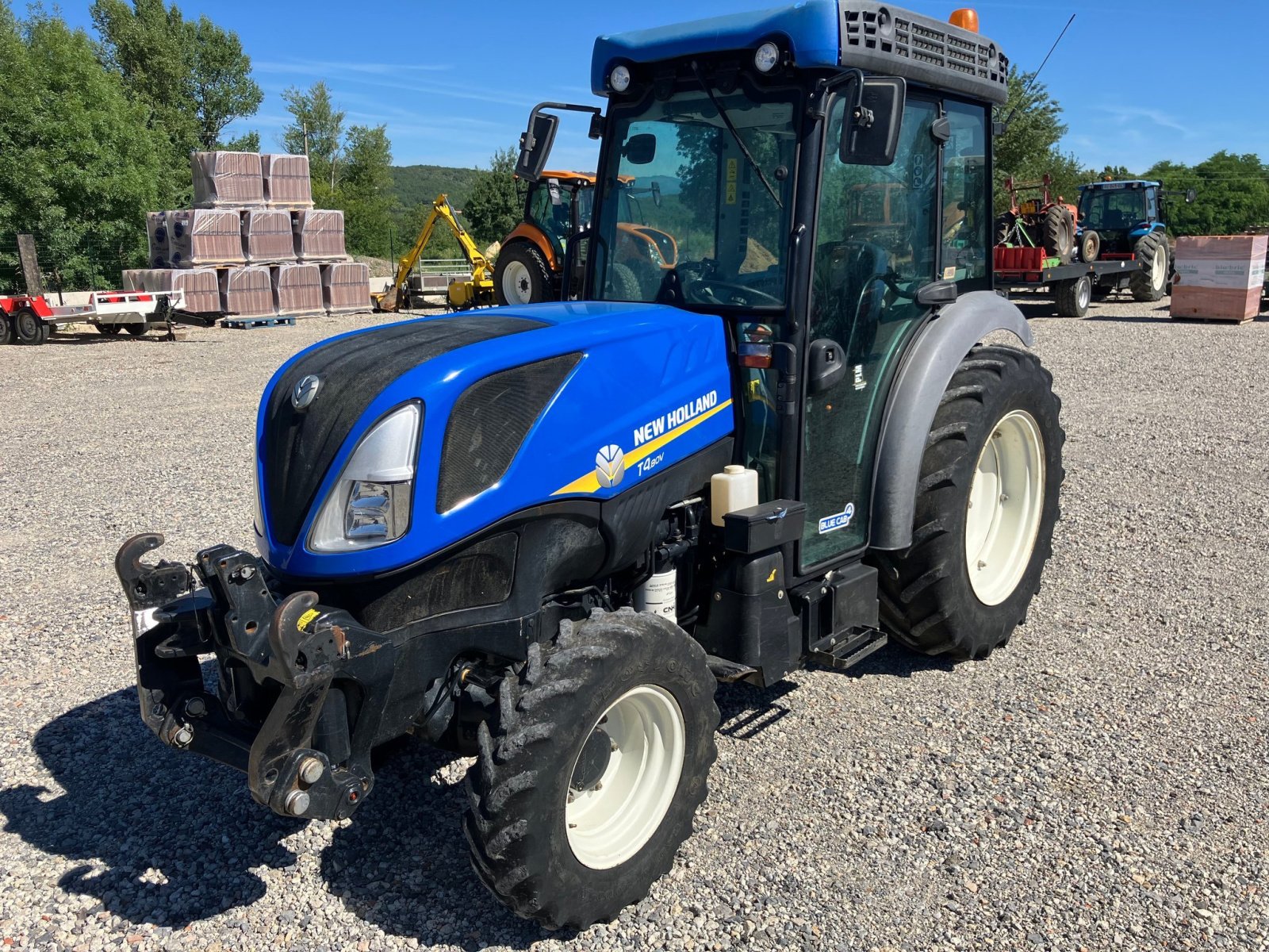 Weinbautraktor от тип New Holland Tracteur vigneron T4.80 V New Holland, Gebrauchtmaschine в ROYNAC (Снимка 7)