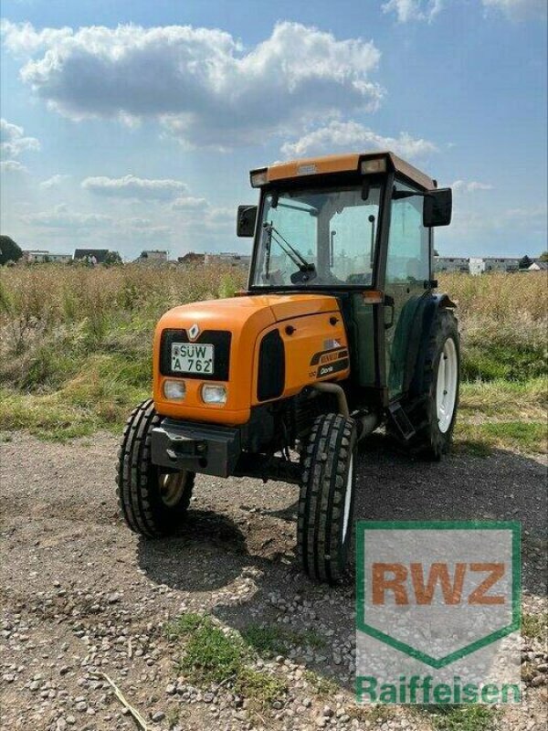 Weinbautraktor of the type Renault Dionis 130, Gebrauchtmaschine in Herxheim (Picture 1)