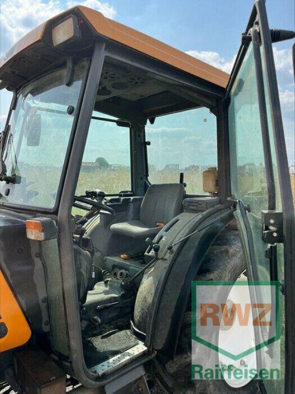 Weinbautraktor a típus Renault Dionis 130, Gebrauchtmaschine ekkor: Herxheim (Kép 2)