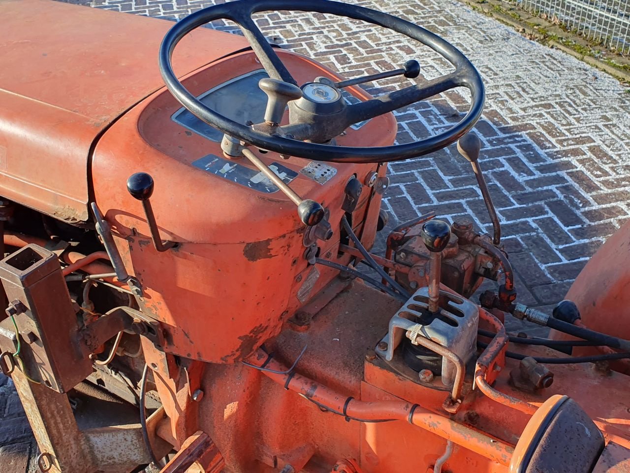 Weinbautraktor van het type Renault R80, Gebrauchtmaschine in Weiteveen (Foto 4)