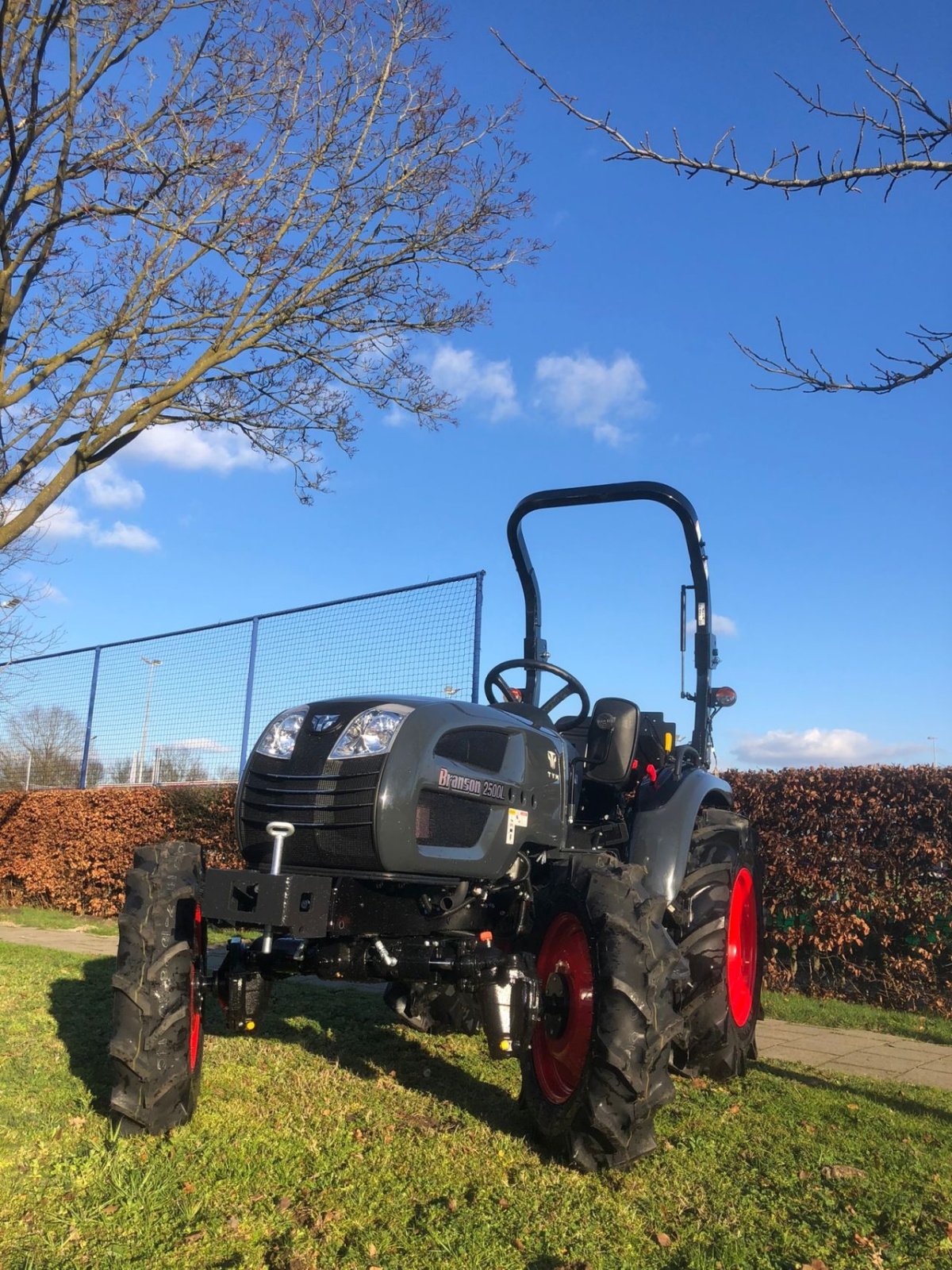 Weinbautraktor typu Sonstige Branson TYM 2500 H L, Neumaschine w Goor (Zdjęcie 3)