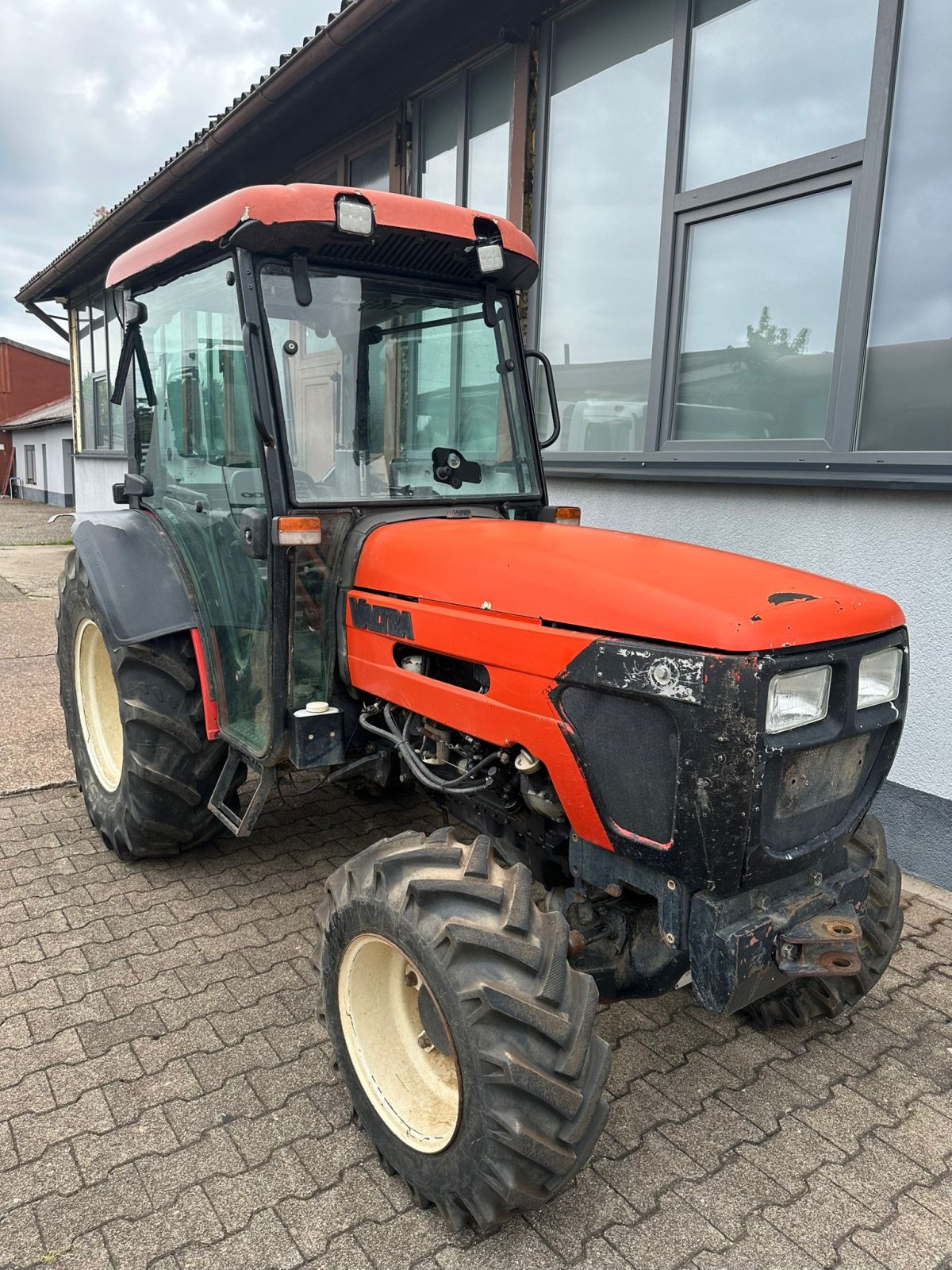 Weinbautraktor des Typs Valtra 3400V Allrad Traktor Schlepper Schmalspur Weinbau, Gebrauchtmaschine in Bühl (Bild 1)