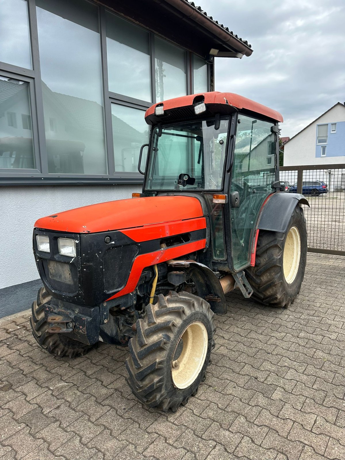 Weinbautraktor of the type Valtra 3400V Allrad Traktor Schlepper Schmalspur Weinbau, Gebrauchtmaschine in Bühl (Picture 3)