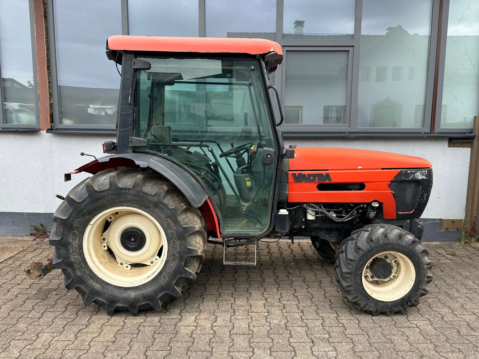 Weinbautraktor of the type Valtra 3400V Allrad Traktor Schlepper Schmalspur Weinbau, Gebrauchtmaschine in Bühl (Picture 4)