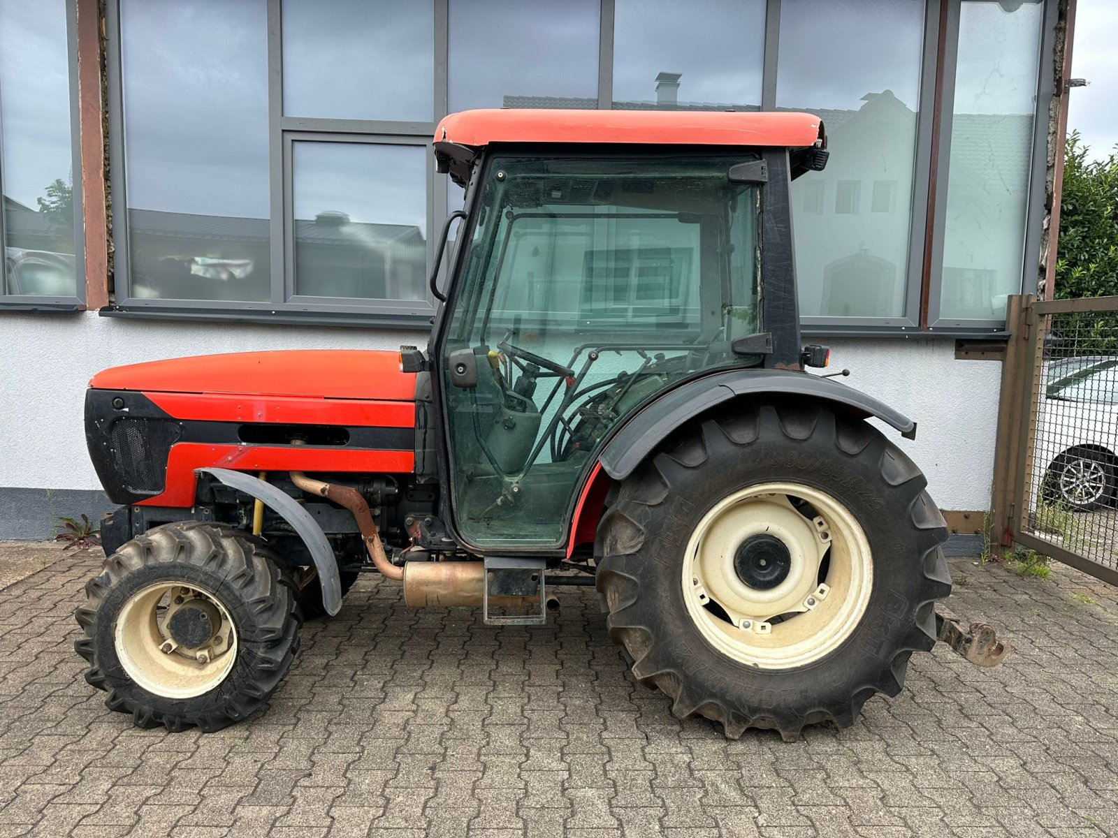 Weinbautraktor of the type Valtra 3400V Allrad Traktor Schlepper Schmalspur Weinbau, Gebrauchtmaschine in Bühl (Picture 5)