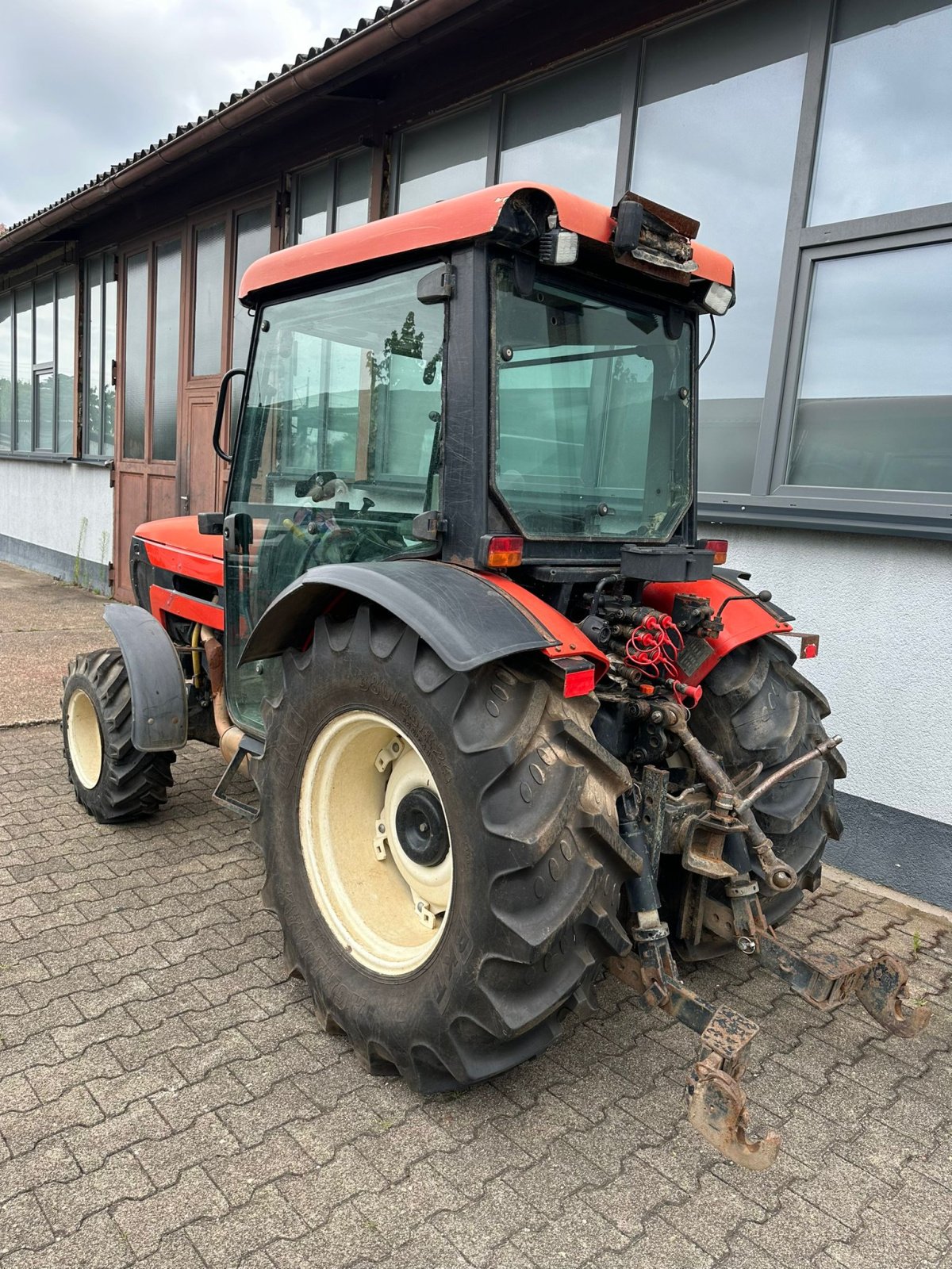 Weinbautraktor des Typs Valtra 3400V Allrad Traktor Schlepper Schmalspur Weinbau, Gebrauchtmaschine in Bühl (Bild 7)