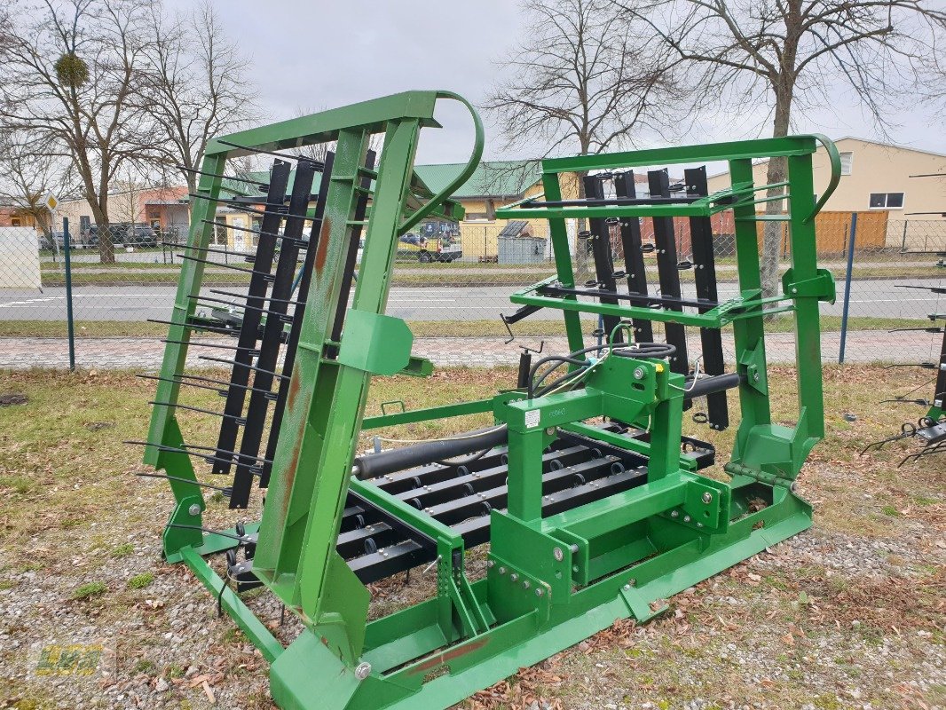 Wiesenegge of the type Düvelsdorf Grünlandstriegel GREEN RAKE classic 6m, Neumaschine in Nauen (Picture 1)