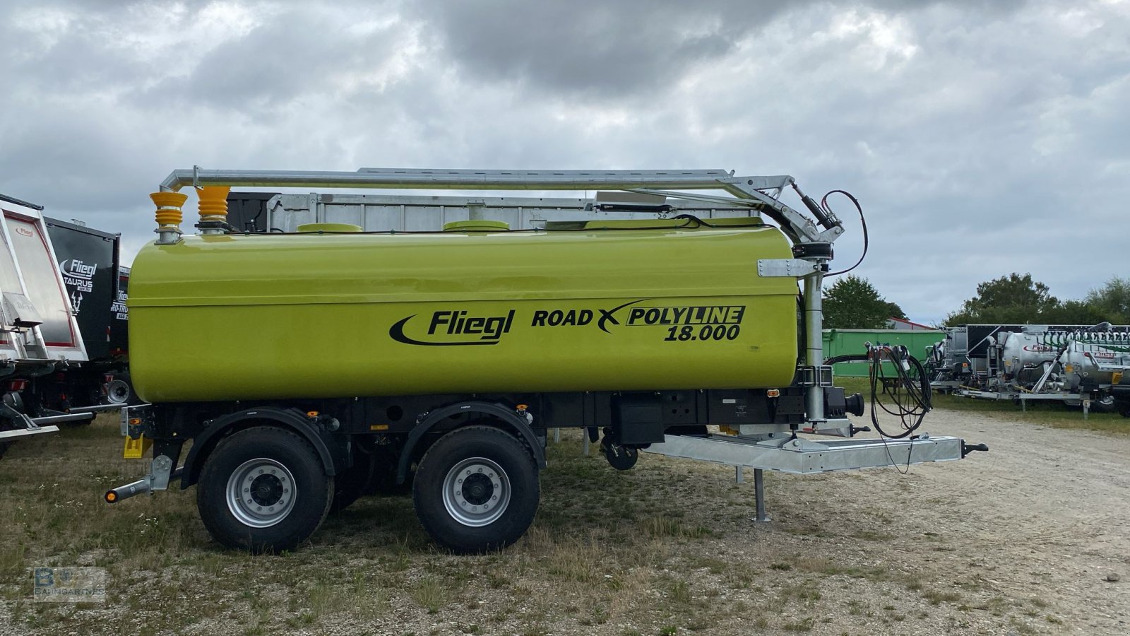 Zubringerfaß of the type Fliegl Güllezubringer Zubringer Transportfasswagen FW 18000 ROAD X POLY Line, Neumaschine in Frontenhausen (Picture 1)