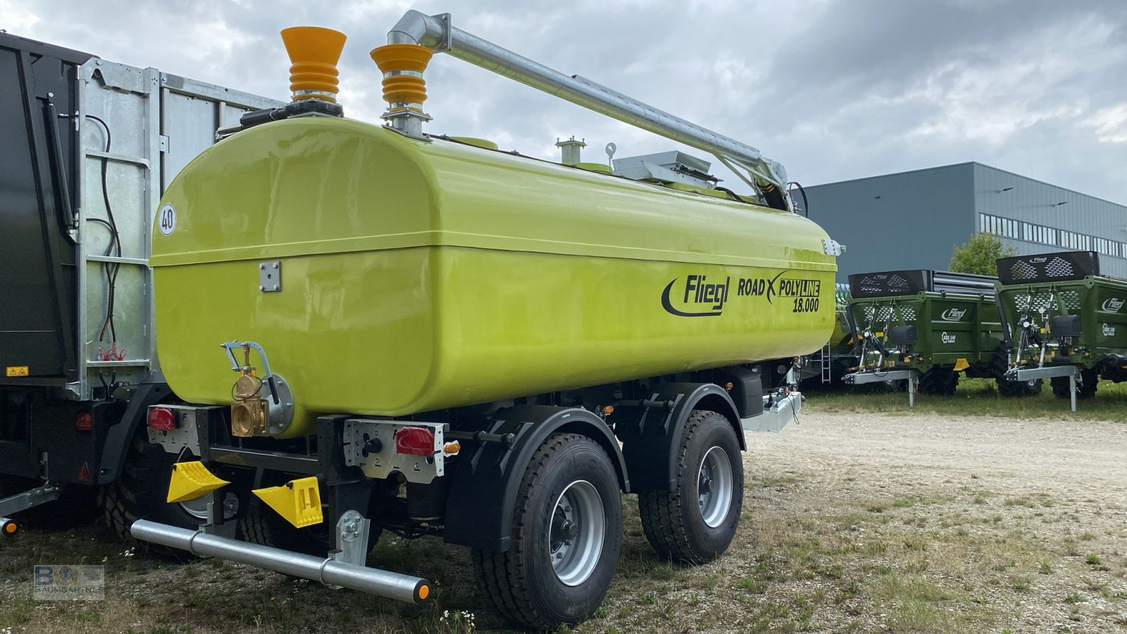 Zubringerfaß of the type Fliegl Güllezubringer Zubringer Transportfasswagen FW 18000 ROAD X POLY Line, Neumaschine in Frontenhausen (Picture 4)