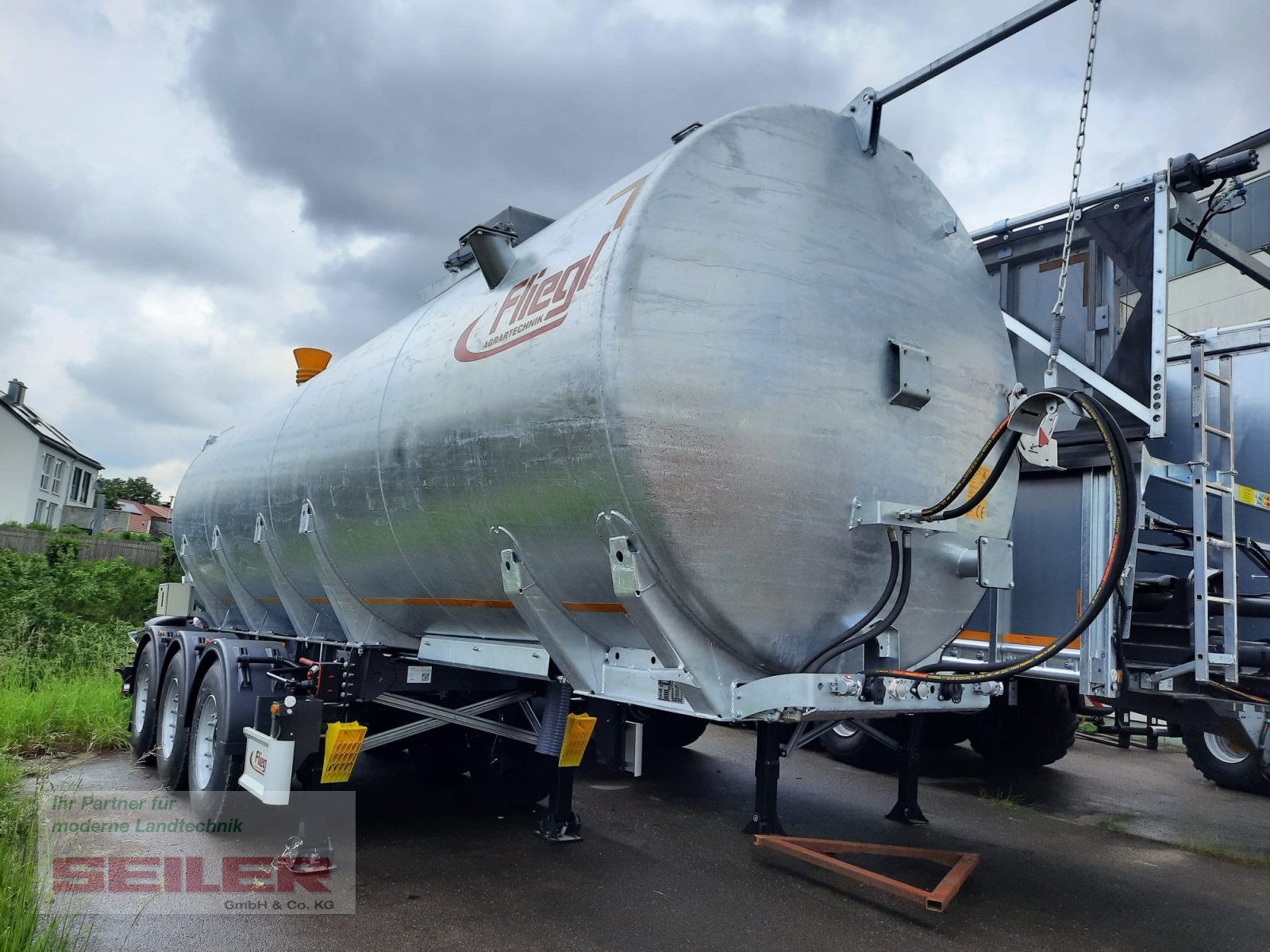 Zubringerfaß van het type Fliegl STF 27.500 Truck-Line Dreiachs 27,5m³, Neumaschine in Ansbach (Foto 1)