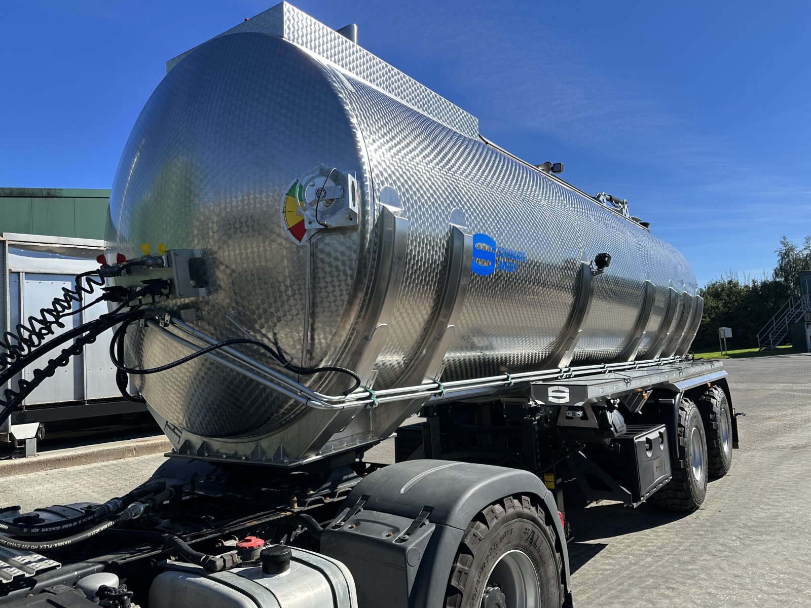 Zubringerfaß des Typs Schwarte Jansky 2-Achs-Tank-Sattelauflieger mit Überladearm, Neumaschine in Emsdetten (Bild 1)