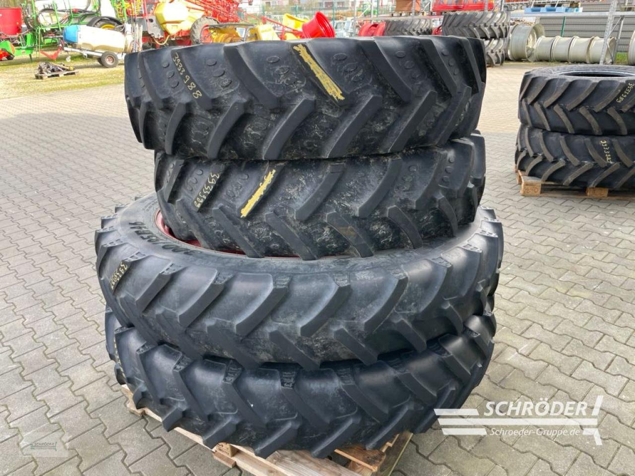 Zwillingsrad tip BKT 300/95R46+320/85R32, Gebrauchtmaschine in Lastrup (Poză 2)