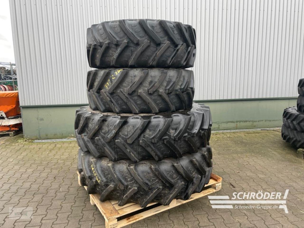 Zwillingsrad tipa BKT KOMPLETTRÄDER 480/70 R32 + 480/80 R42, Gebrauchtmaschine u Wildeshausen (Slika 1)