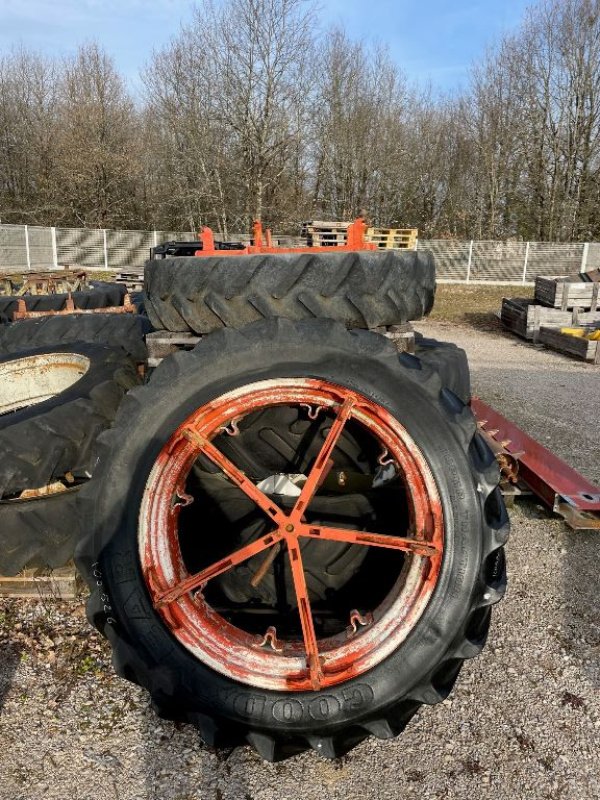 Zwillingsrad du type GoodYear 13.6R38, Gebrauchtmaschine en Montauban (Photo 1)