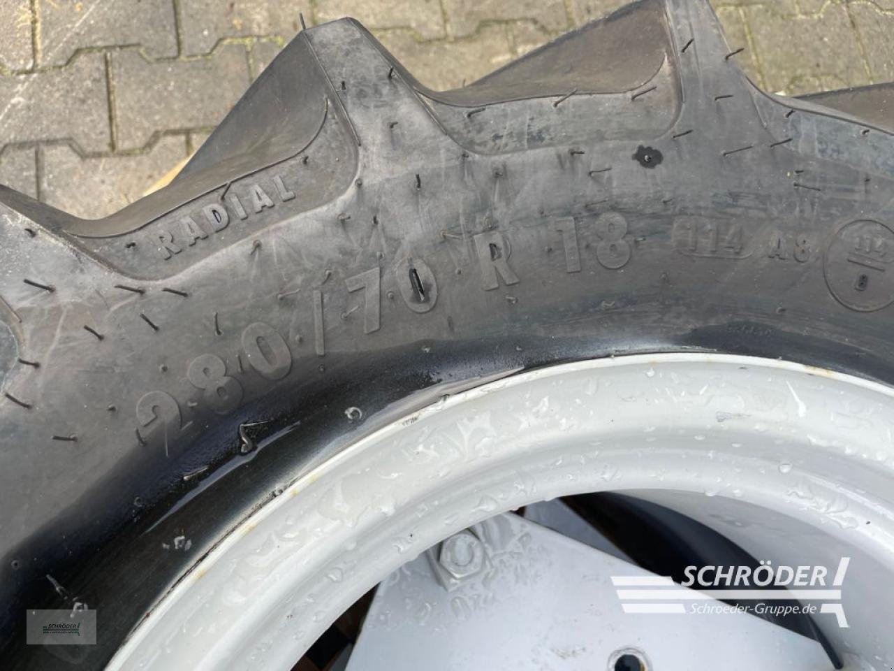 Zwillingsrad van het type Mitas 2X 280/70 R18, Neumaschine in Wildeshausen (Foto 3)