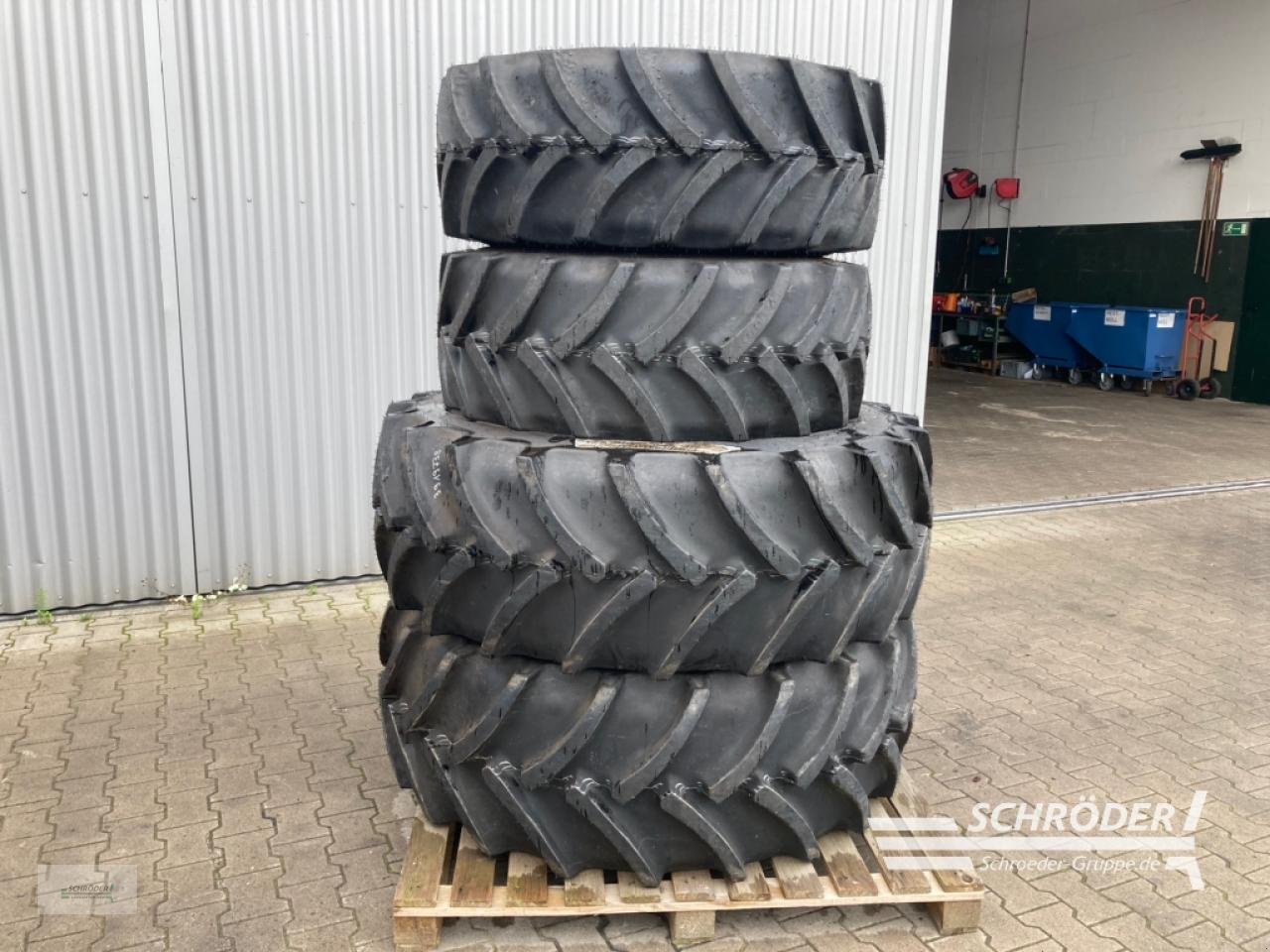 Zwillingsrad des Typs Mitas 2X 440/65 R24 / 2X 540/65 R34, Neumaschine in Wildeshausen (Bild 2)