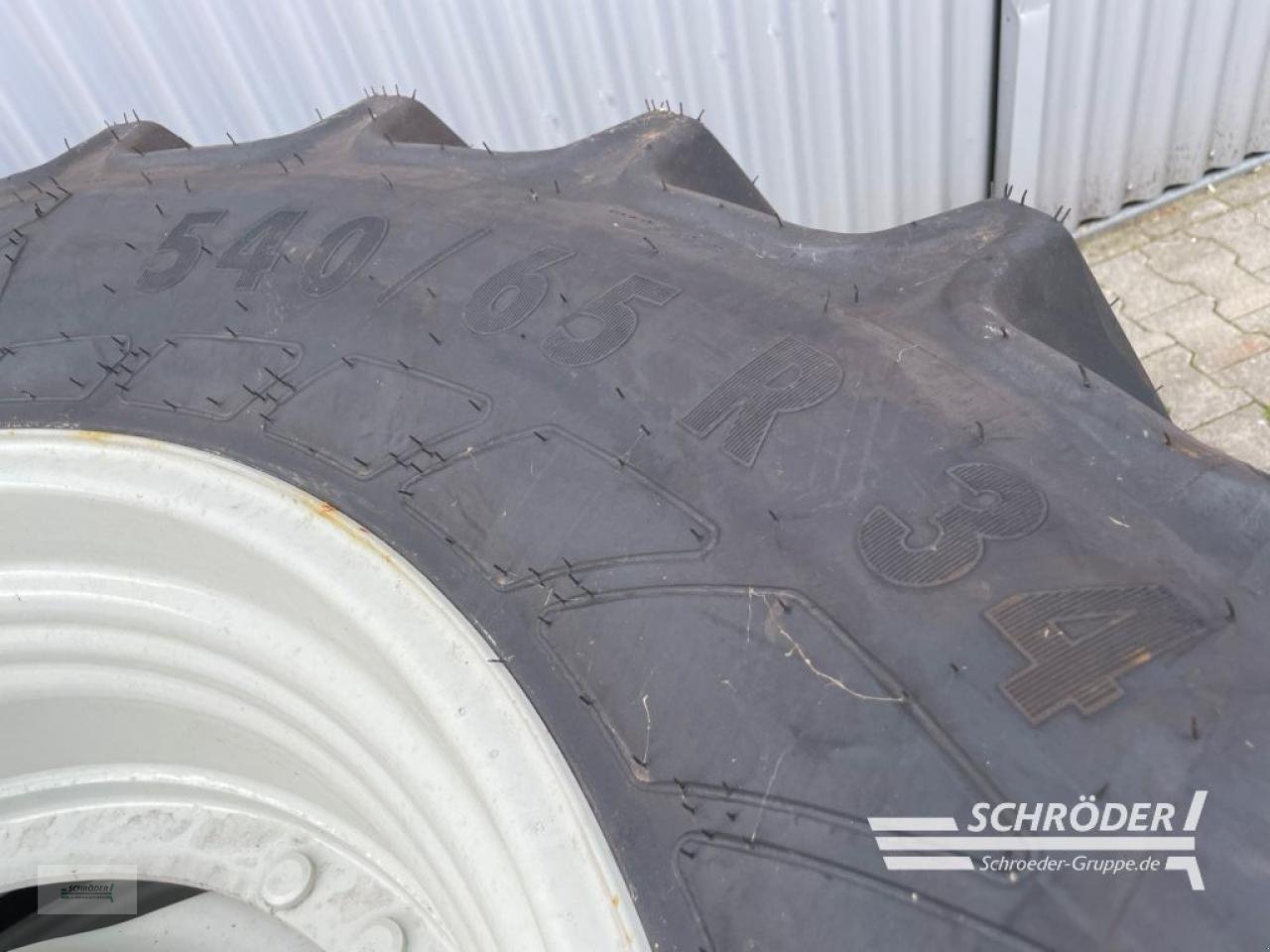 Zwillingsrad van het type Mitas 2X 540/65 R34, Neumaschine in Wildeshausen (Foto 5)