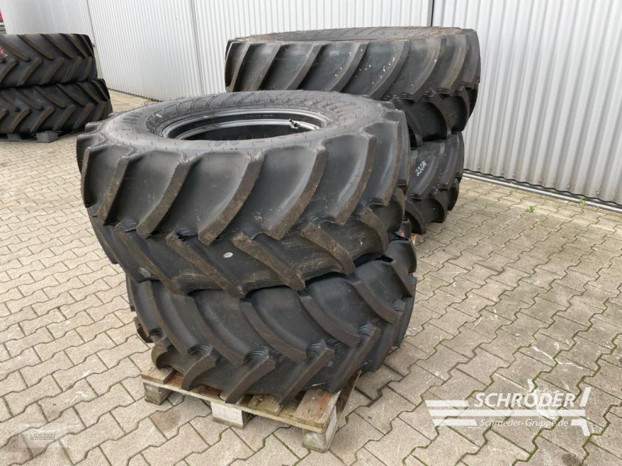 Zwillingsrad van het type Mitas 480/65 R24 + 600/65 R34, Neumaschine in Wildeshausen (Foto 5)