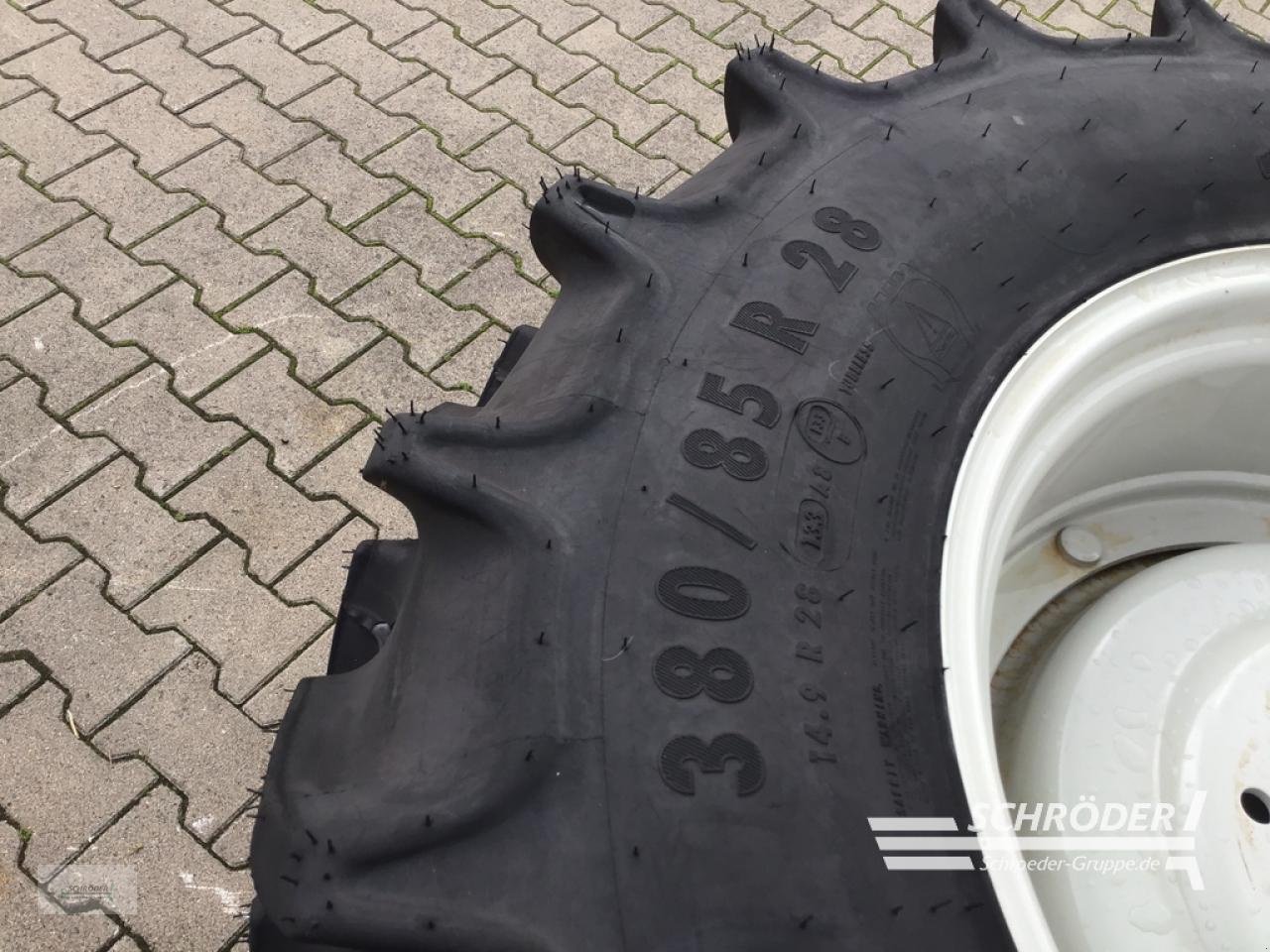 Zwillingsrad van het type Mitas RÄDER 380/85 R 28, Neumaschine in Wildeshausen (Foto 3)