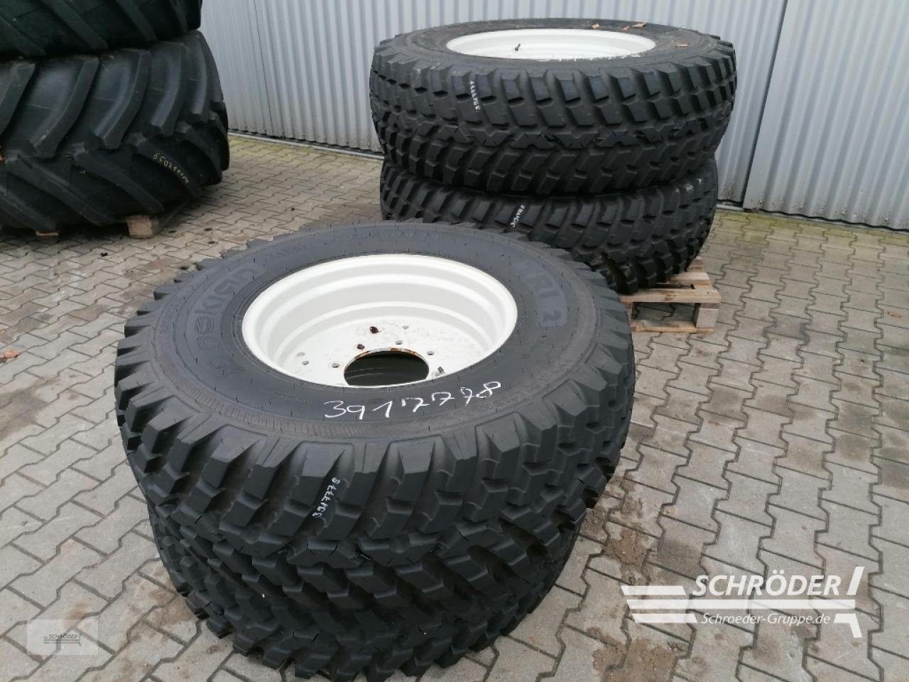 Zwillingsrad van het type Nokian 2X 400/80 R24 / 2X 480/80 R34, Neumaschine in Wildeshausen (Foto 1)