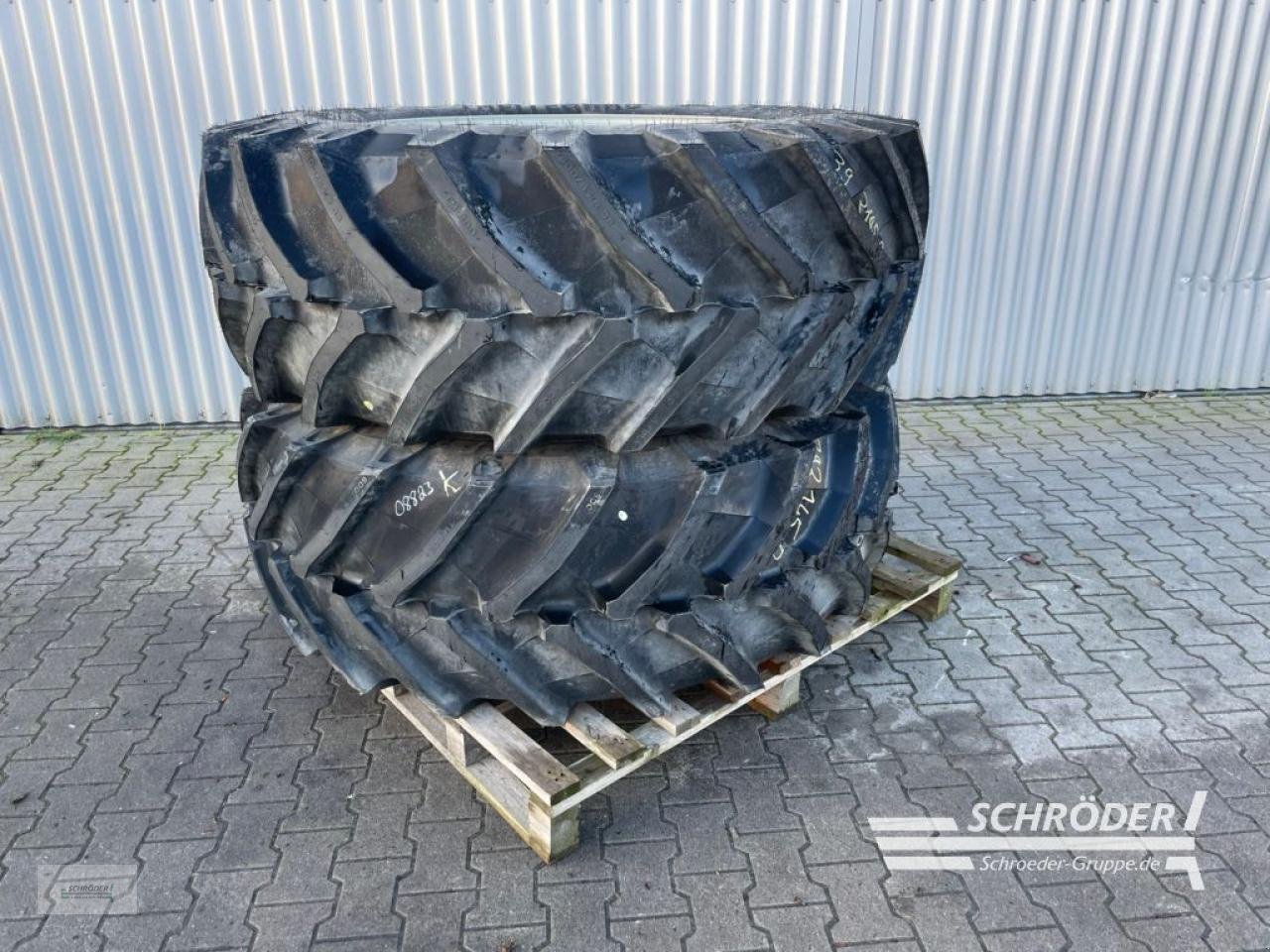 Zwillingsrad des Typs Trelleborg 2X 600/65 R38, Neumaschine in Wildeshausen (Bild 1)