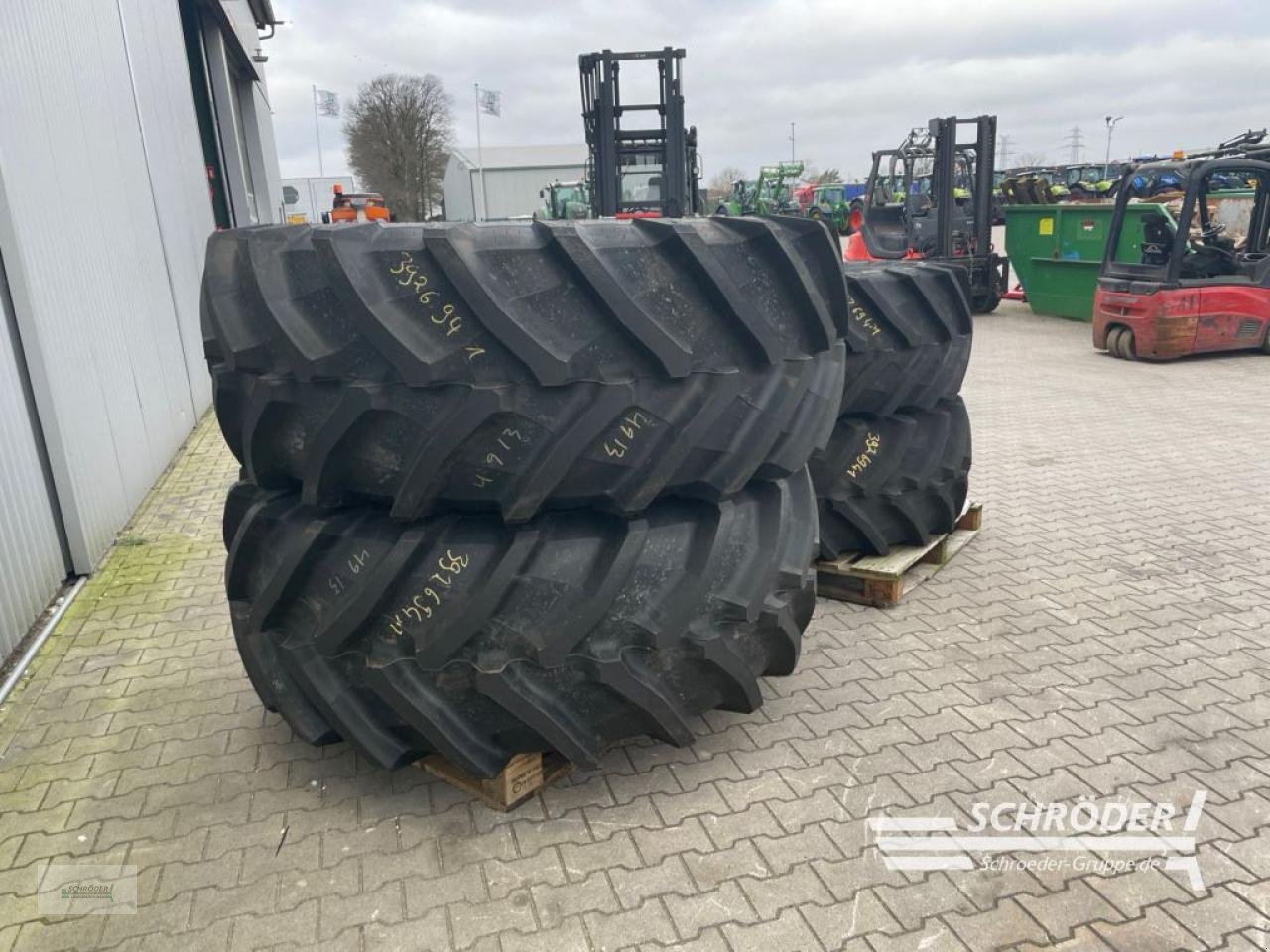 Zwillingsrad van het type Trelleborg 600/65 R 28 + 710/70 R 38, Neumaschine in Wildeshausen (Foto 3)