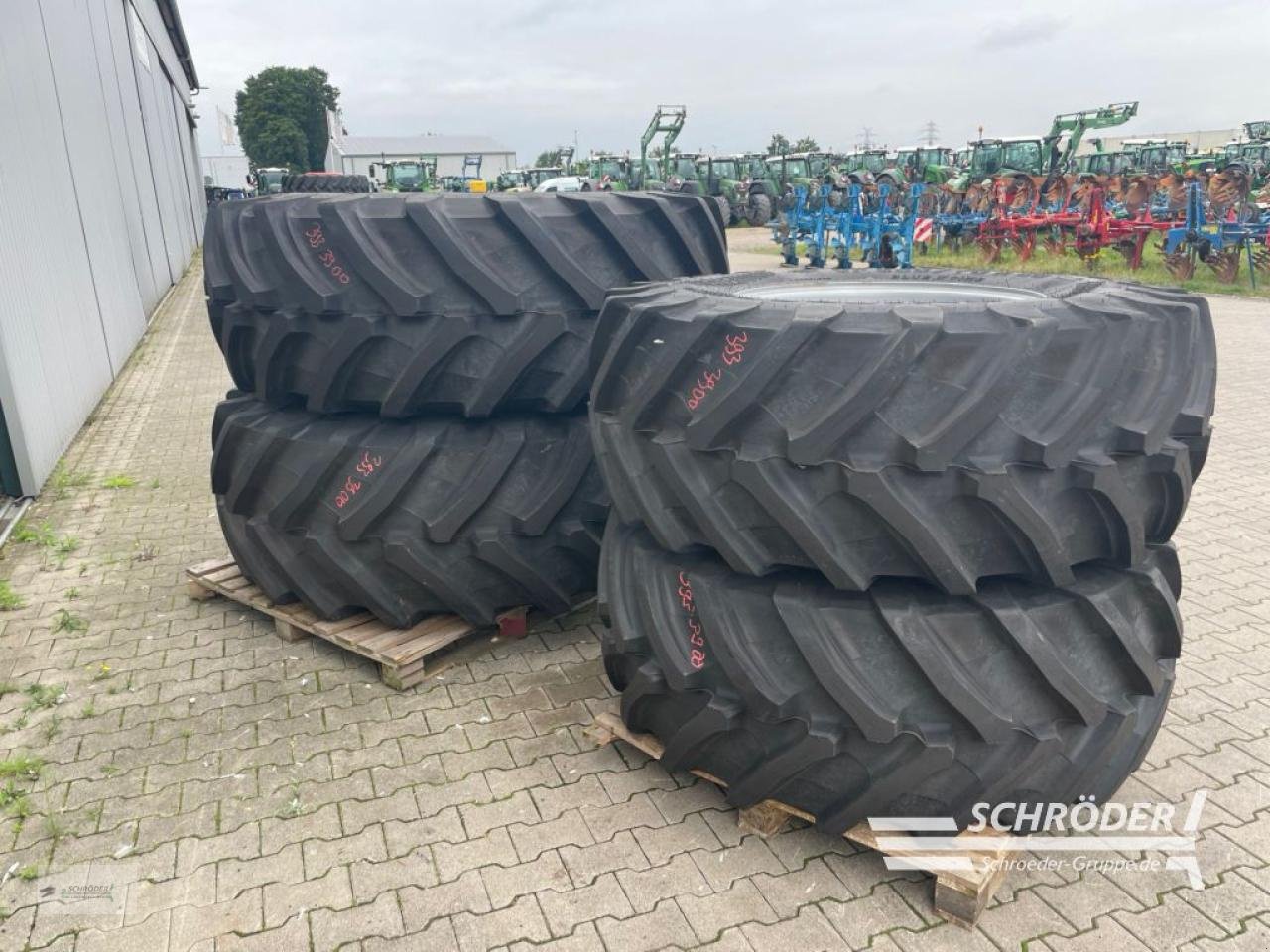 Zwillingsrad van het type Trelleborg VF600/70 R30 + VF710/70 R42, Neumaschine in Wildeshausen (Foto 3)