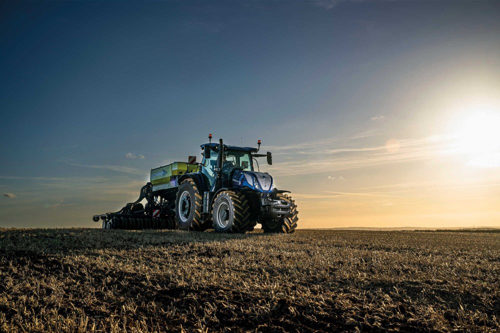 Der T7.300 Long Wheel Base (LWB) ist mit 300 PS der größte T7-New Holland. Besonderheiten soll die Kombination aus viel Leistung bei geringen Abmessungen und wenig Gewicht sein.
© New Holland