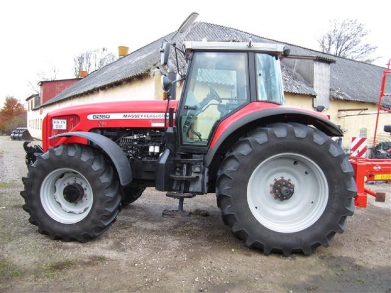 Massey Ferguson 8260 Tractor - technikboerse.com