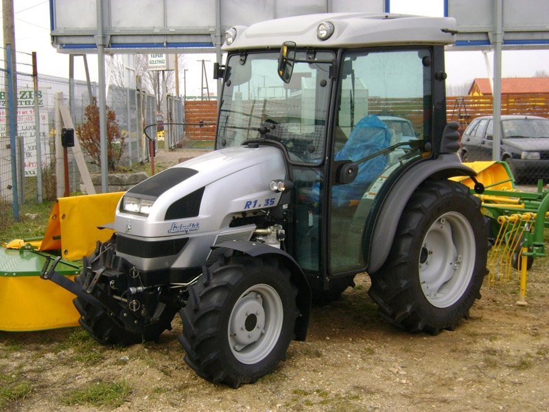 Traktor of the type Lamborghini R1.35, Neumaschine in Budapest (Picture 1)