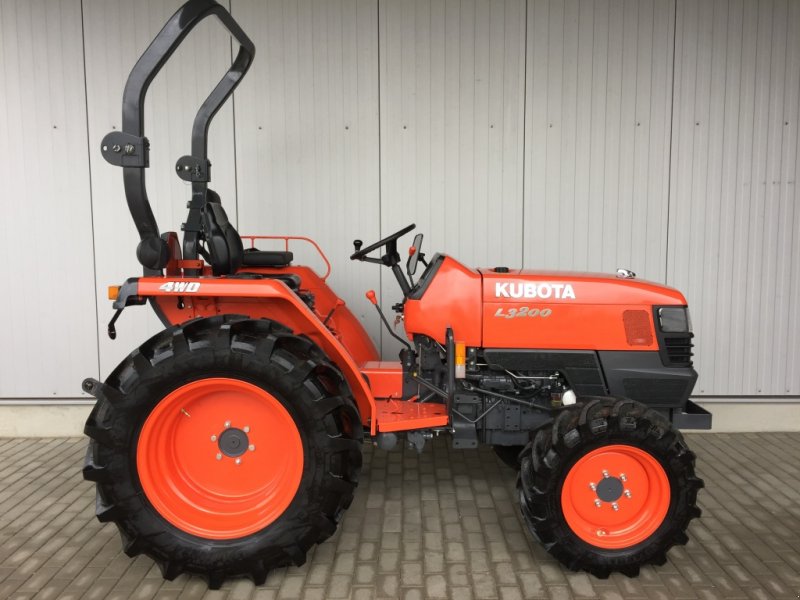 Kubota L 3200 ALLRAD BREITREIFEN 1 HAND Traktor  