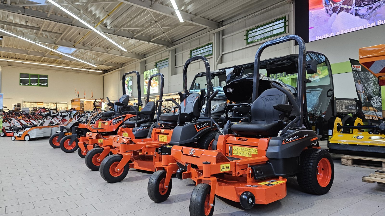 Sitzrasenmäher of the type Kubota Z1-421, Neumaschine in Olpe (Picture 15)