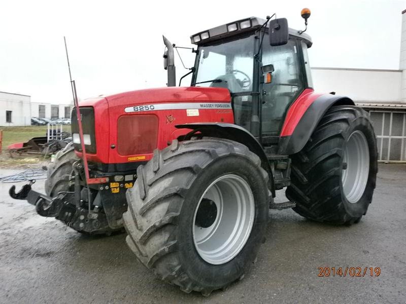 Massey Ferguson 8250 Xtra Tractor - technikboerse.com