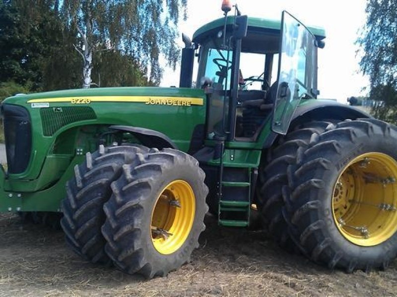 John Deere 8220 Tractor - technikboerse.com