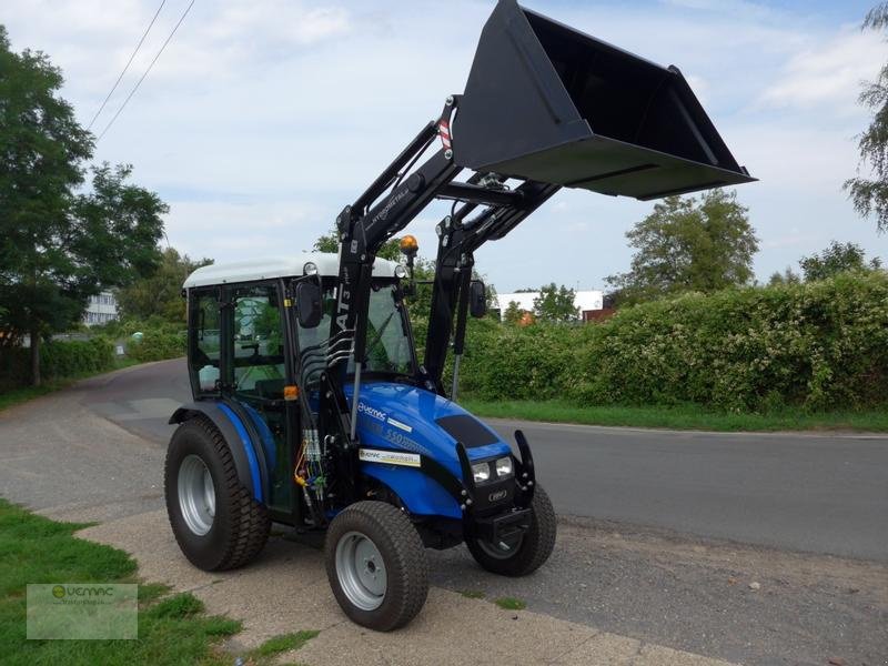 Weinbautraktor van het type Sonstige 550 Kabine Frontlader Schaufel 52PS Perkins Motor Neu, Neumaschine in Sülzetal OT Osterweddingen (Foto 1)