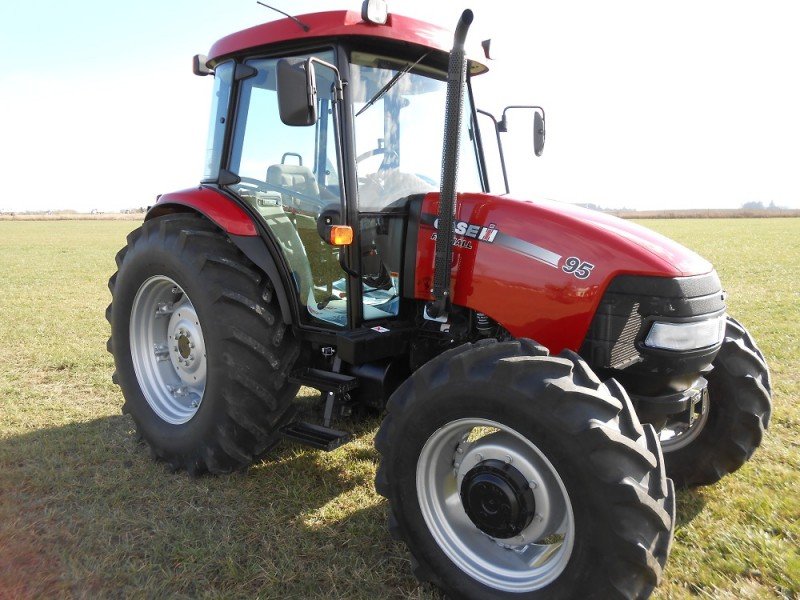 Управляющий трактором. Case 95f. Tratores Case IH farmall. 95. Сотка трактор 95. _Operskie_95_ трактор.