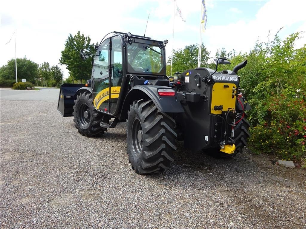 Teleskoplader van het type New Holland TH 7.42 ELITE, Gebrauchtmaschine in Slagelse (Foto 3)