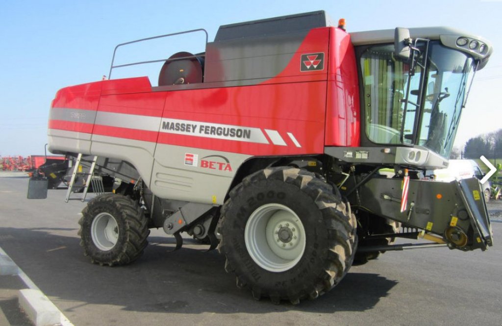 Oldtimer-Mähdrescher of the type Massey Ferguson Beta 7370,  in Київ (Picture 1)