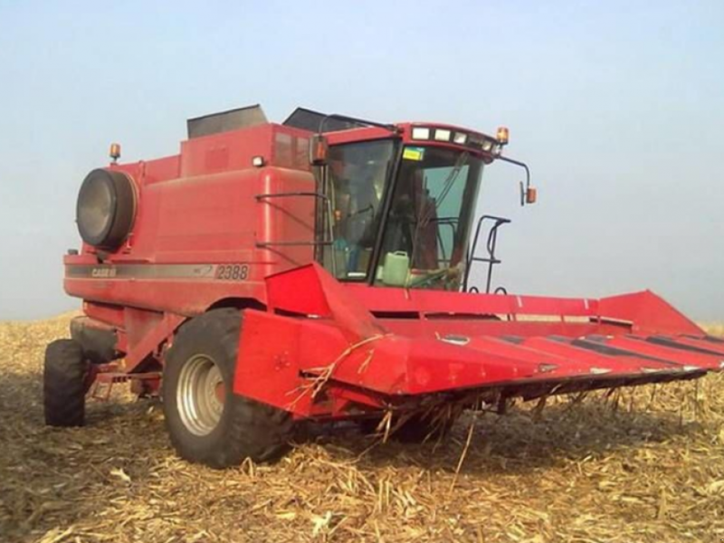 Комбайн Case IH 2388. Жатка кейс 2388. Комбайн кейс 2388 в поле. Комбайн Case 2388 ширина жатки 7,5 м.