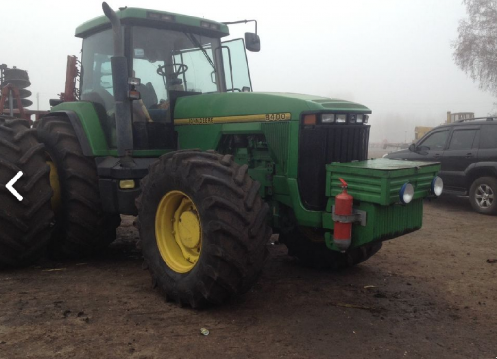 Oldtimer-Traktor Türe ait John Deere 8400, Neumaschine içinde Київ (resim 2)